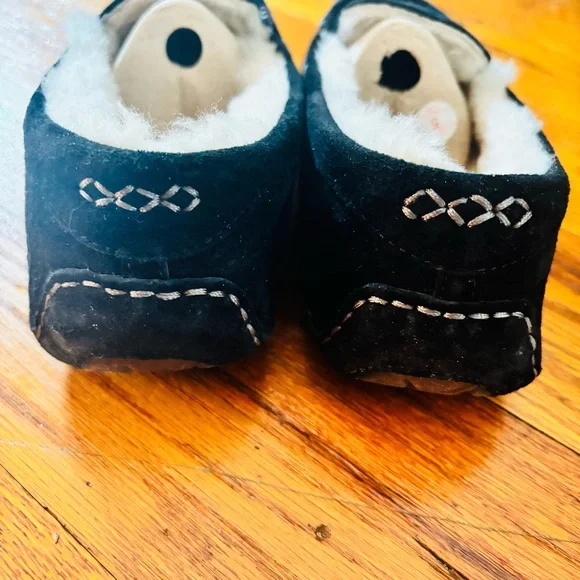 UGG Women’s Black Suede Loafers with Cream Lining. Size 8 - Picture 4 of 6